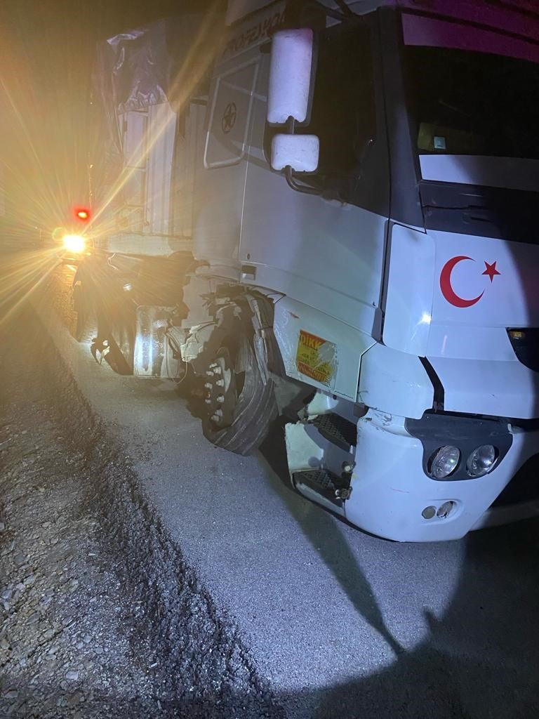Konya’da otomobil kontrolden çıkan otomobil tıra çarpıp alev aldı! 2 ölü