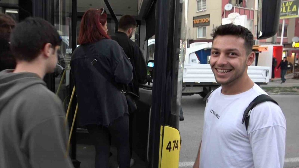 Öğrencilere otobüs bileti ısmarladığı zannedildi ama gerçek bambaşka çıktı!