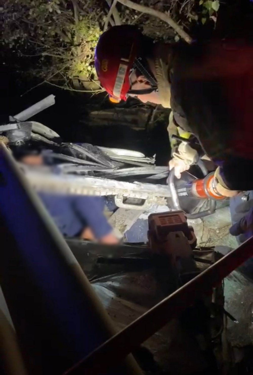 Otomobile çarpan TIR devrilip, 400 metre sürüklendi: 1 ölü, 2 yaralı