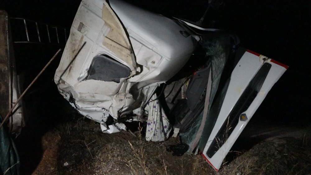 Otomobile çarpan TIR devrilip, 400 metre sürüklendi: 1 ölü, 2 yaralı