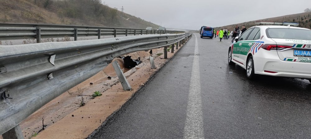 Turistleri taşıyan minibüs, kayan otomobile çarptı, yaralılar var
