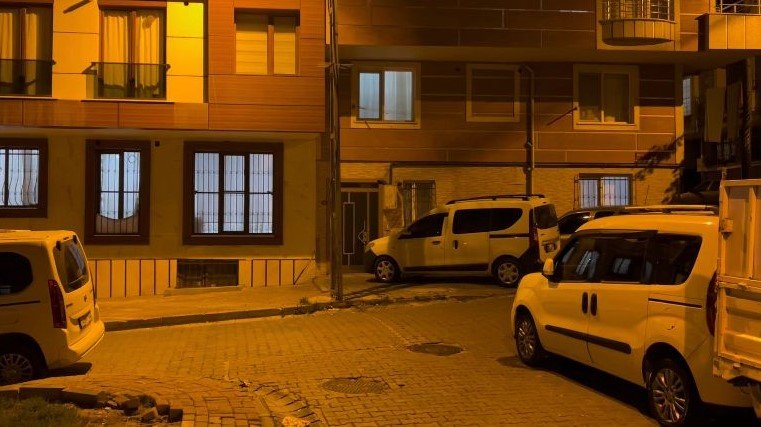 Küçükçekmece'de 36 yaşındaki galerici evinin önünde uğradığı silahlı saldırıda öldü