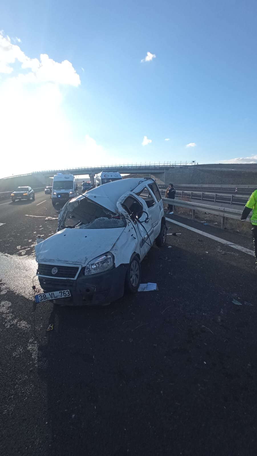 İki otomobil çarpıştı: 2 ölü, 4 yaralı