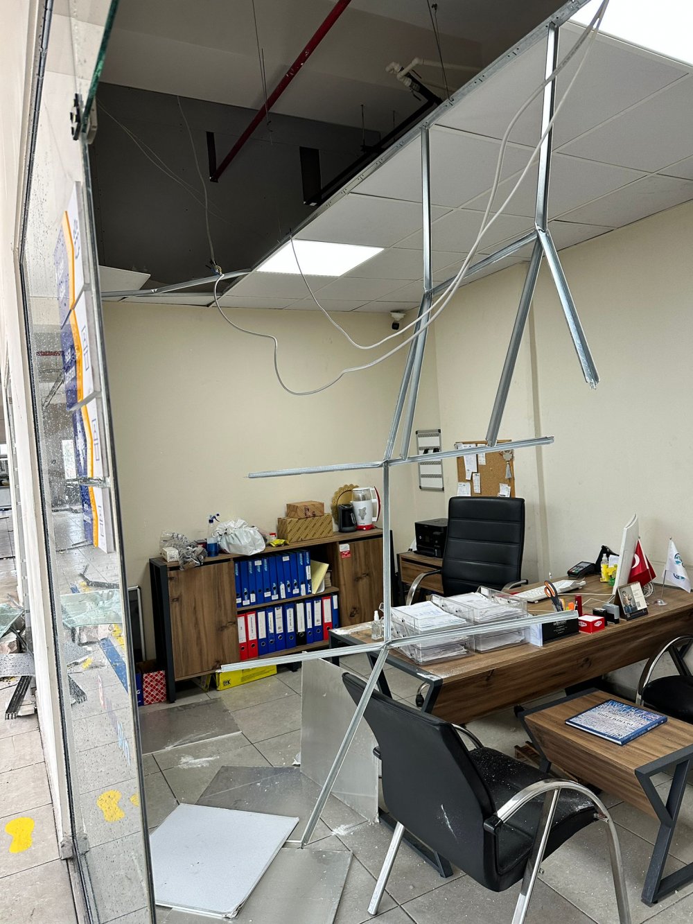 İstanbul'da fırtına camı çerçeveyi indirdi! Çalışanı böyle savurdu ve yaraladı