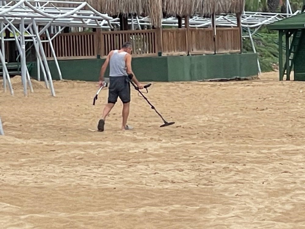 Turistlerin çekildiği plaj onlara kaldı!