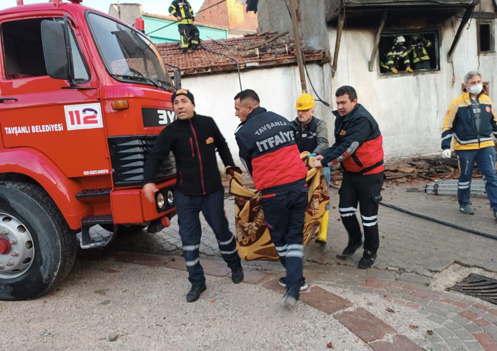 Kütahya'da 2 katlı ahşap evde yangın! 1 ölü