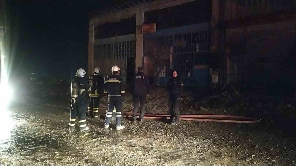 Metruk iki dükkanın çatısında yangın!