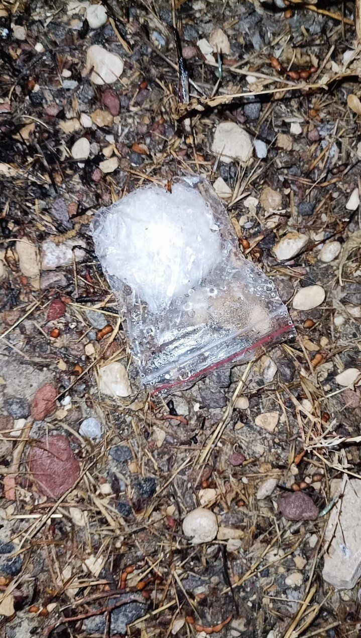 Konya'da jandarmayı gören şahıslar ellerindekini arabanın penceresinden dışarı attı!