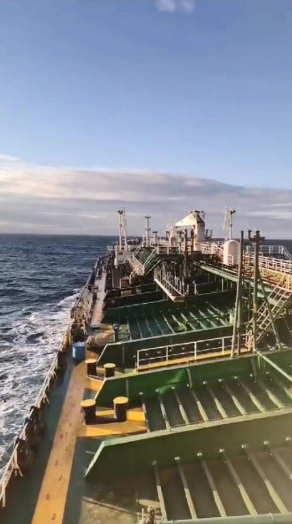 24 personelin zor anları! Dalgalar 183 metrelik gemiyi beşik gibi salladı