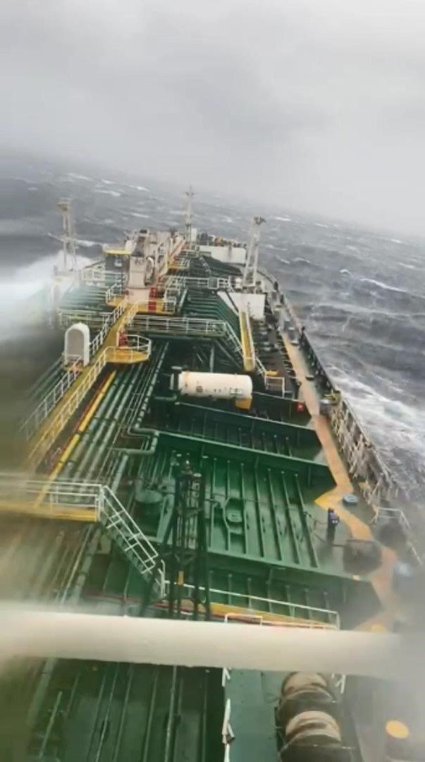 24 personelin zor anları! Dalgalar 183 metrelik gemiyi beşik gibi salladı