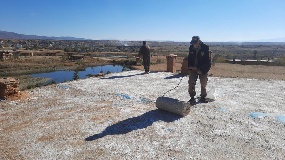 Konya Sonsuz Şükran Köyü'ndeki toprak damlarda kış hazırlığı