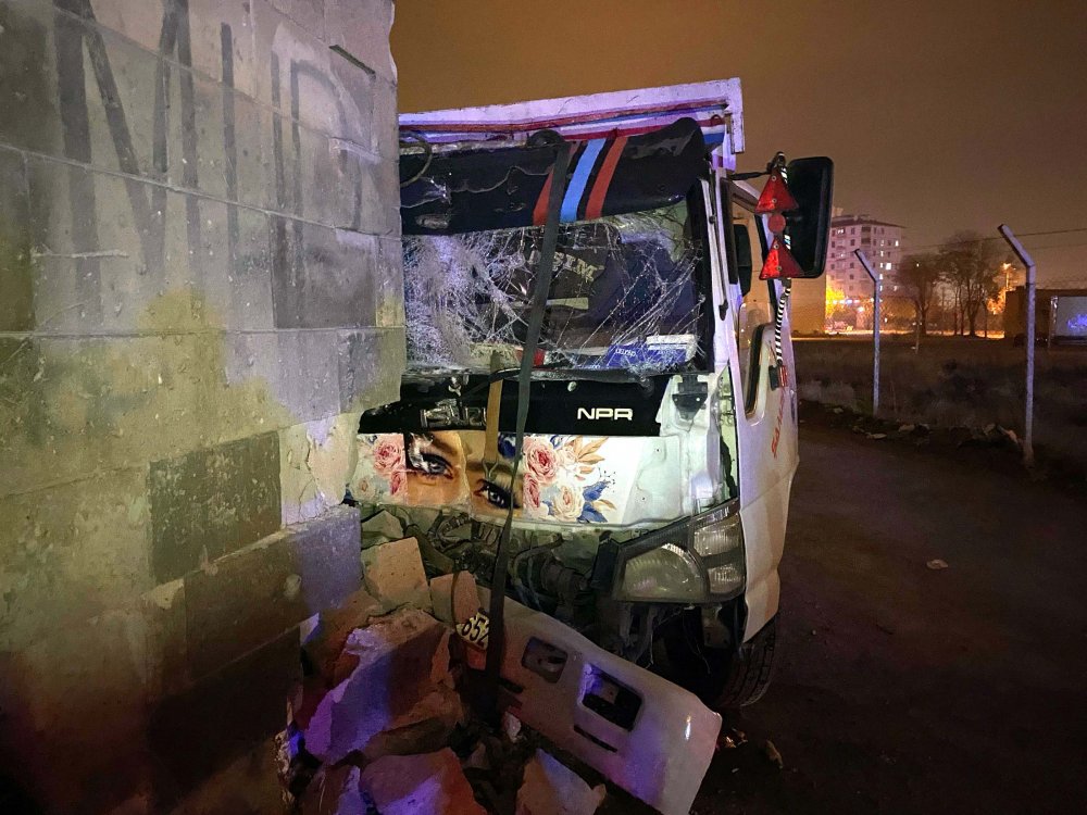 Kayseri'de dini nikahlı eşini darbedip, kamyonetle kaçarken kazada yaralandı