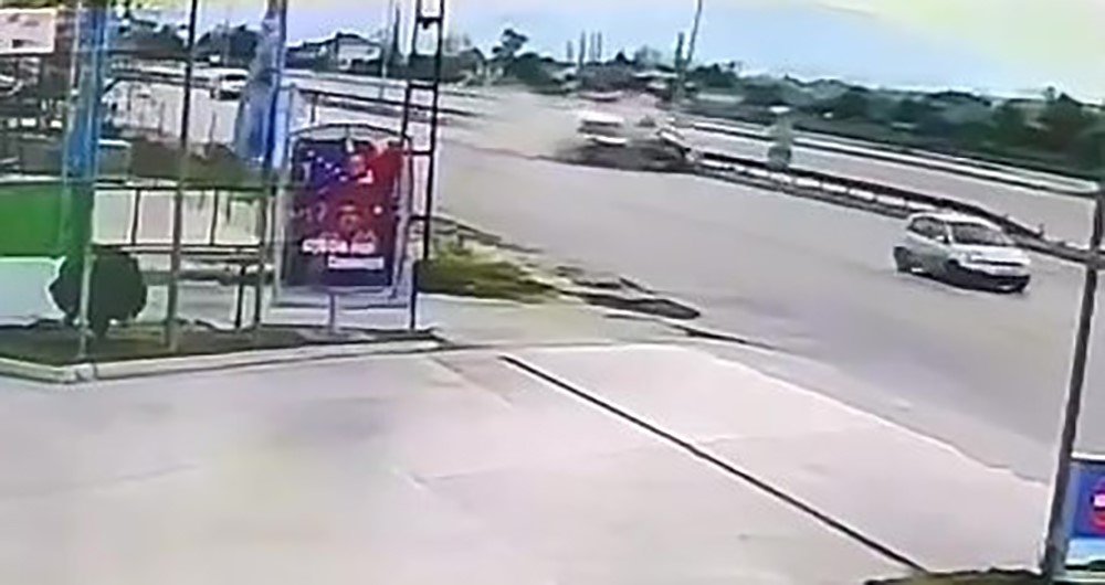 Amasya’da feci kaza... İkiye bölünen otomobilden sağ çıktılar