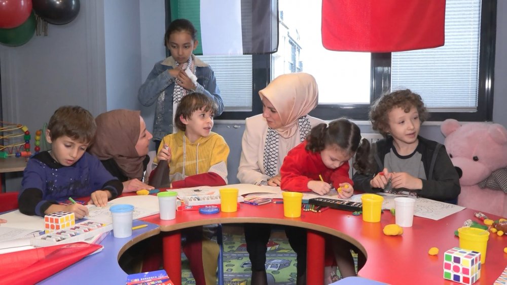 Bakan Göktaş Türkiye'ye getirilen Filistinlileri ziyaret etti