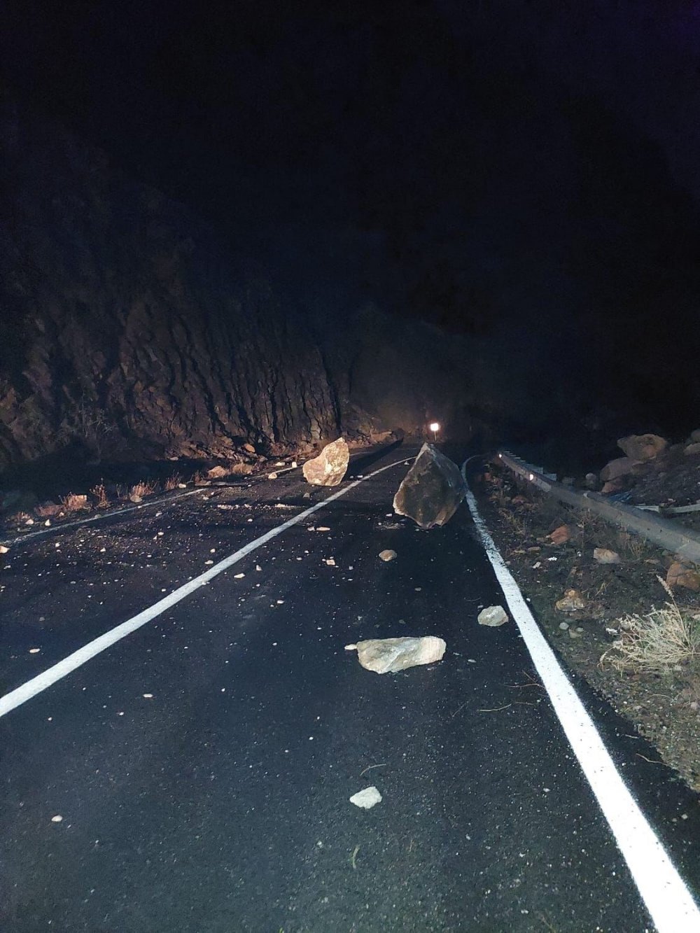 Yağış etkili oldu... Artvin-Ardahan karayolunda heyelan