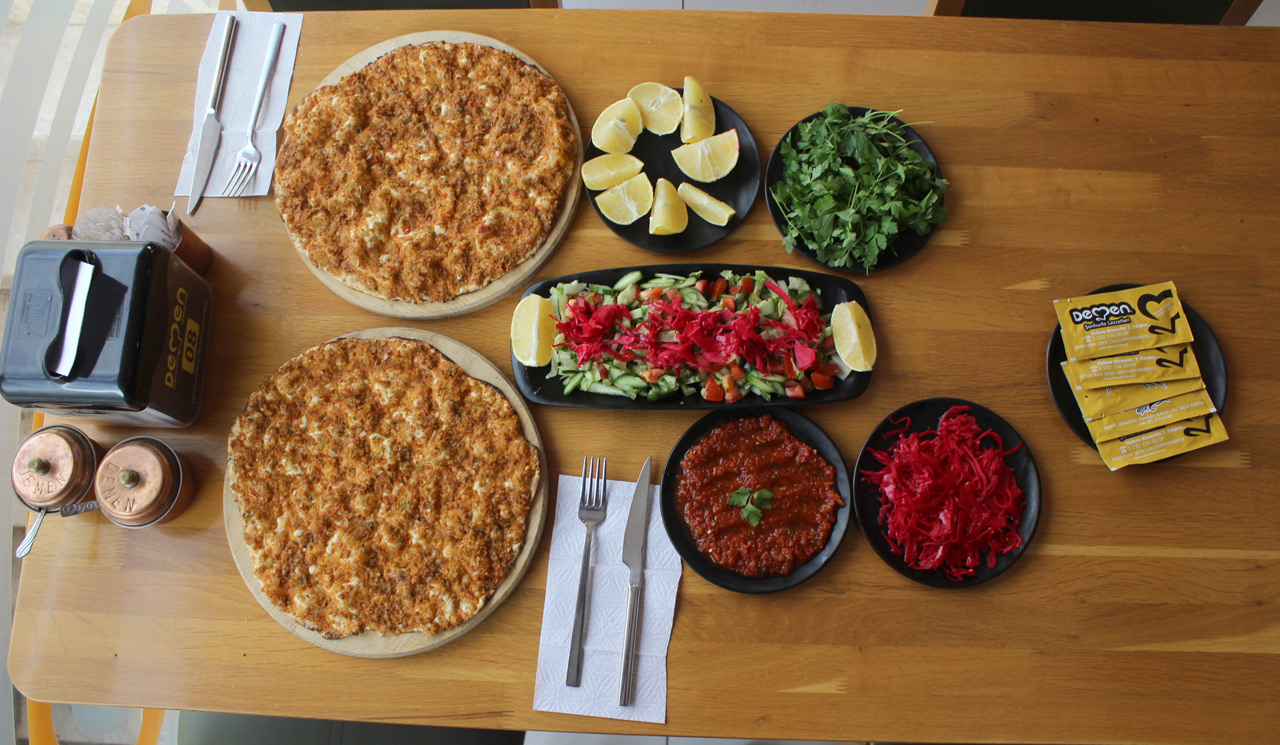 demen-sanliurfa-lezzetleri-lahmacun-2.jpg