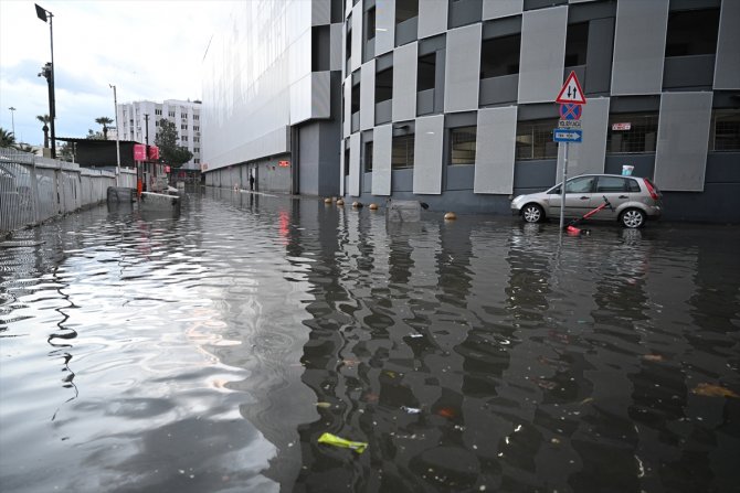 Deniz taştı, sokaklar su altında kaldı!