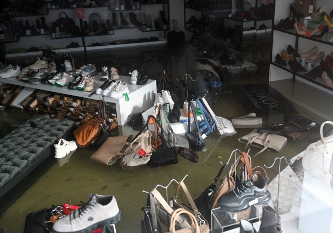 Deniz taştı, sokaklar su altında kaldı!