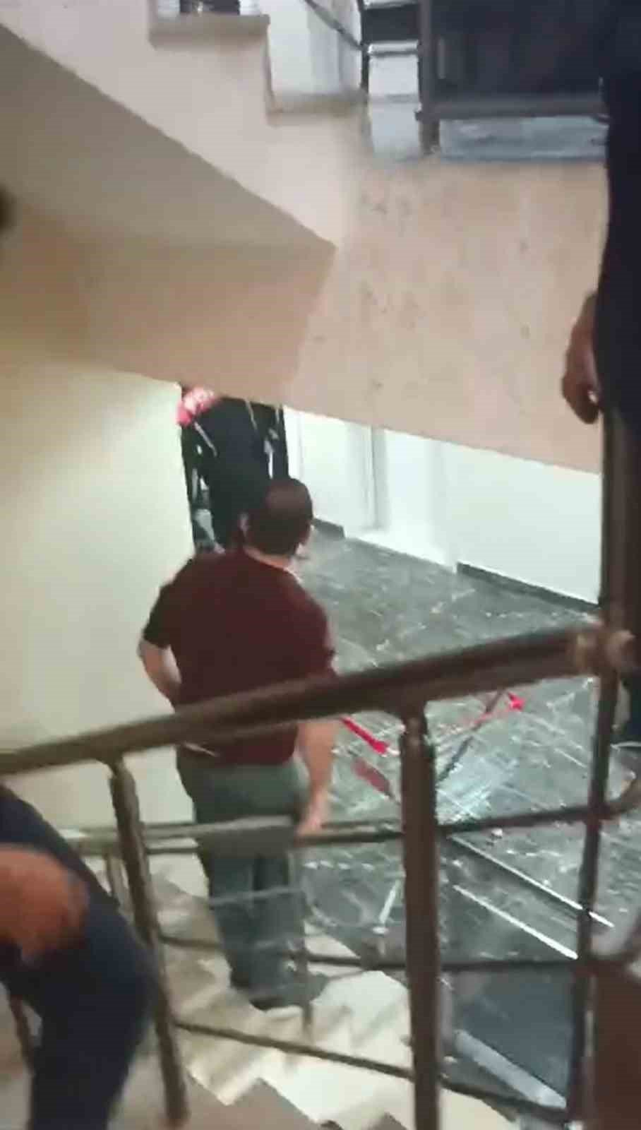 Eşini bıçaklayarak öldüren şahsın yakalanma anı!