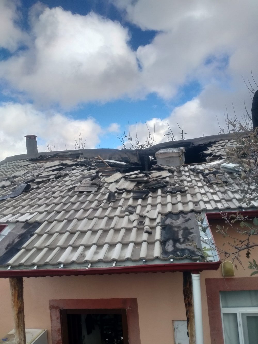 Konya'da 2 eve yıldırım düştü!