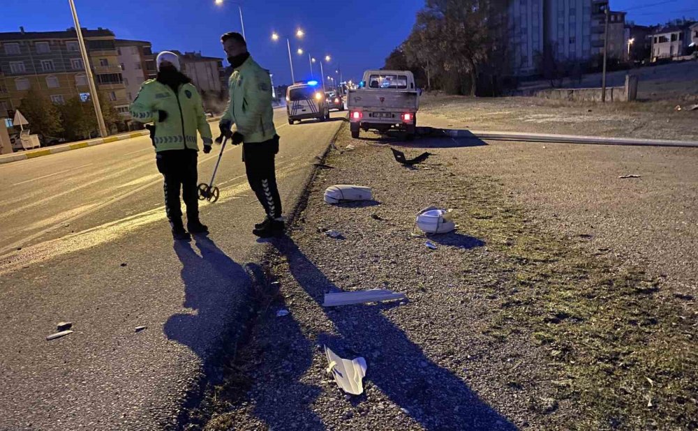 Konya'da kamyonet aydınlatma direğine çarptı, sürücü yaralandı