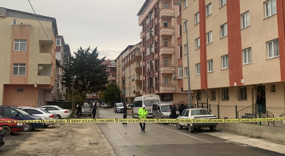 Motosikletteki kar maskeli saldırgan, otomobildekilere ateş açtı: 3 yaralı