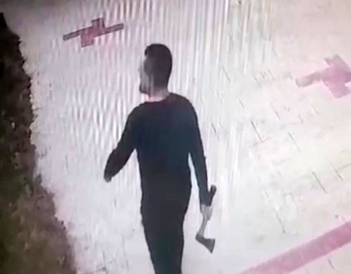 Kocaeli'de doktor evden çıkmayan kiracısına baltayla saldırdı