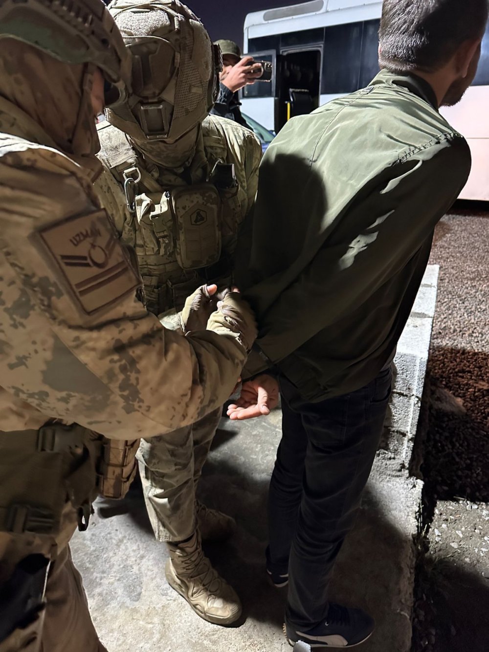 Şanlıurfa'da 13 ayrı adrese kaçak silah operasyonu... 24 gözaltı