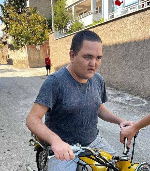 Yolun karşısına geçerken otomobilin çarptığı genç hayatını kaybetti