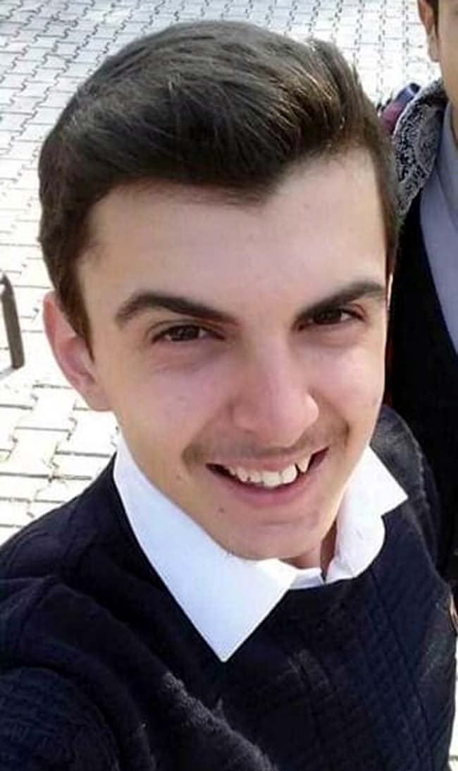 2 TIR ile çarpışan otomobilin ölen sürücüsü toprağa verildi