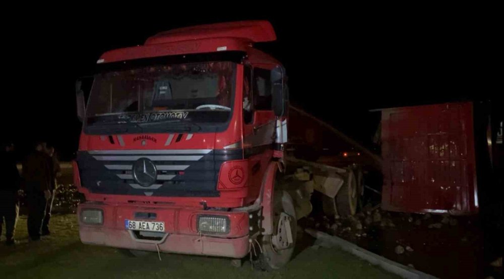 Aksaray-Konya karayolunda süt tankeri ile pancar yüklü tır çarpıştı!