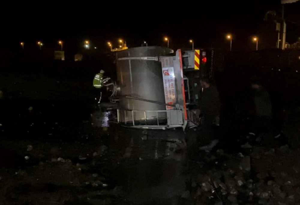 Aksaray-Konya karayolunda süt tankeri ile pancar yüklü tır çarpıştı!