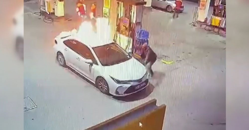 Akaryakıt alırken alev aldı