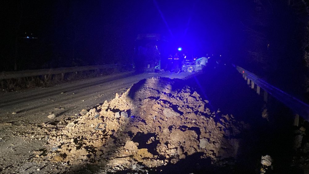 Otomobil ile belediye otobüsü çarpıştı: 1 ölü, 2 yaralı
