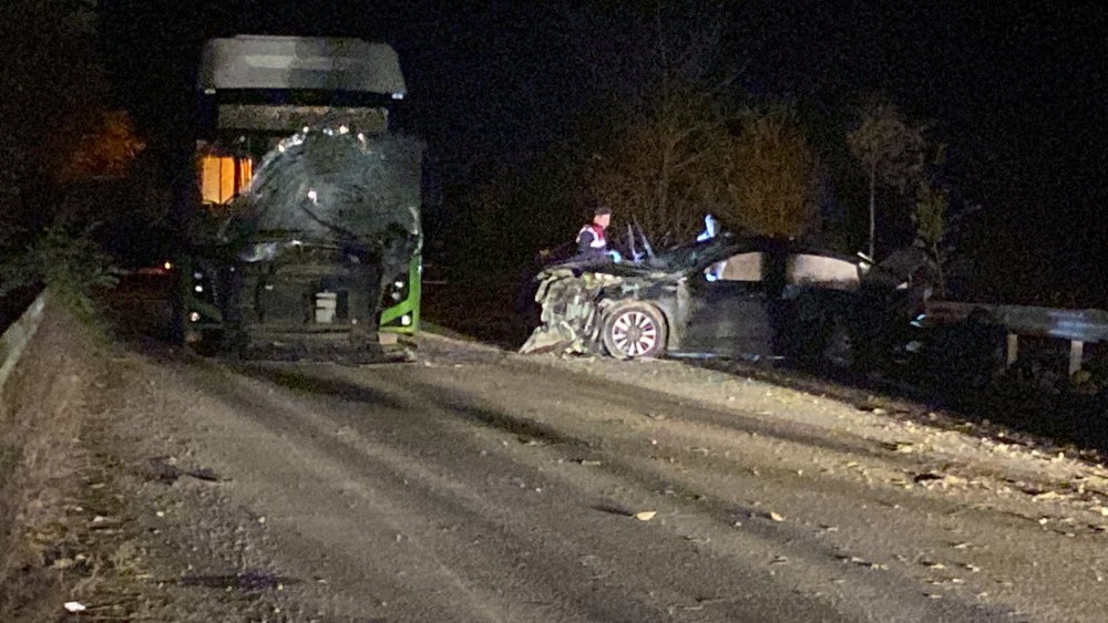 Otomobil ile belediye otobüsü çarpıştı: 1 ölü, 2 yaralı