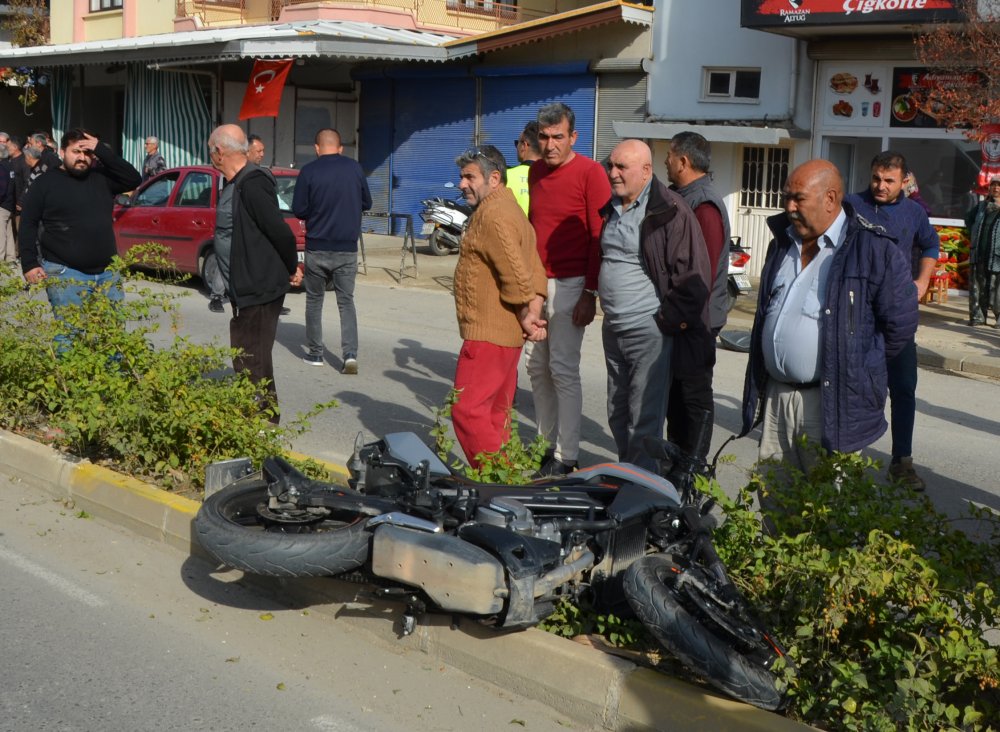 Antalya'da 19 yaşındaki genç karşı şeride savrulup, kamyonun altında can verdi