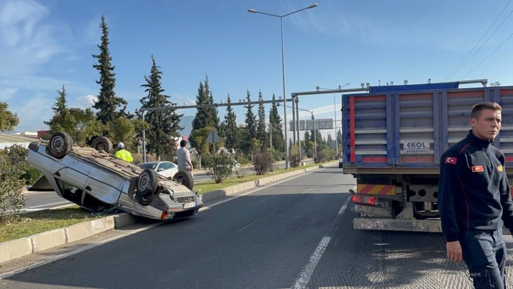 Aydın'da tıra çarpan otomobil takla attı! Yaralılar var