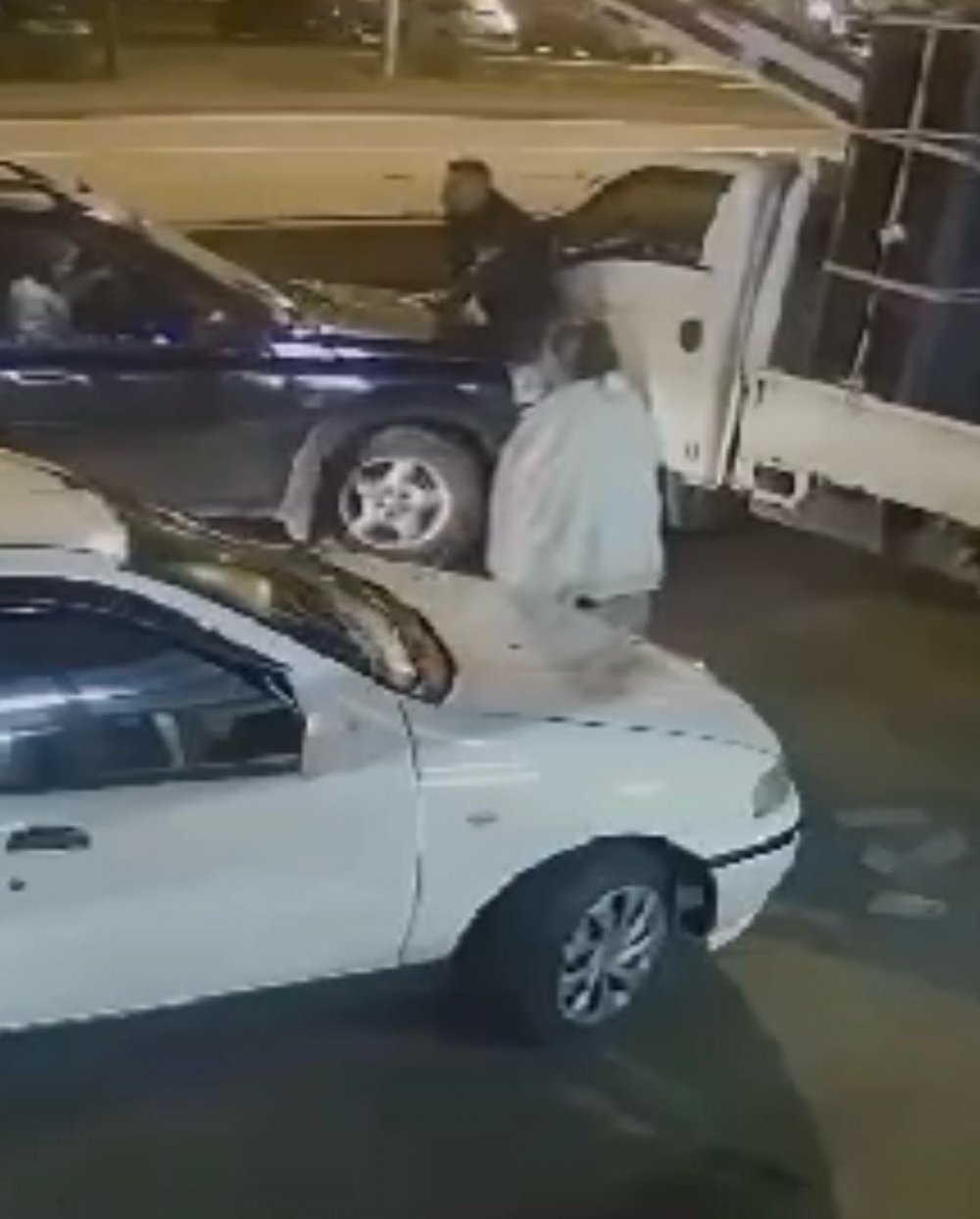 Aynı kamyonete 1 dakika içinde 2 kez çarptı; meraklı vatandaş yaralandı