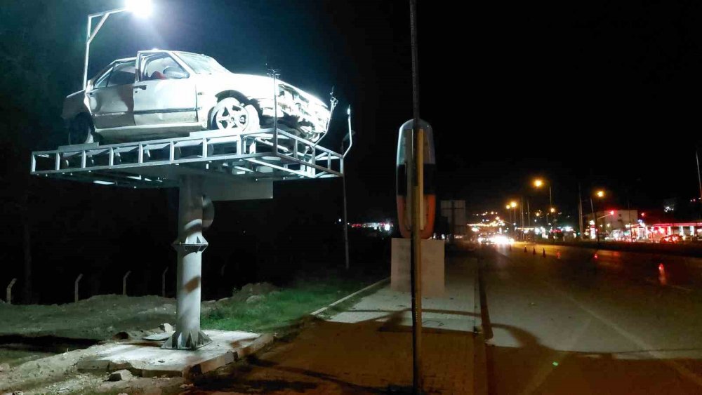 Samsun'da ibretlik uygulama! Hurdaya dönen aracı sergilediler