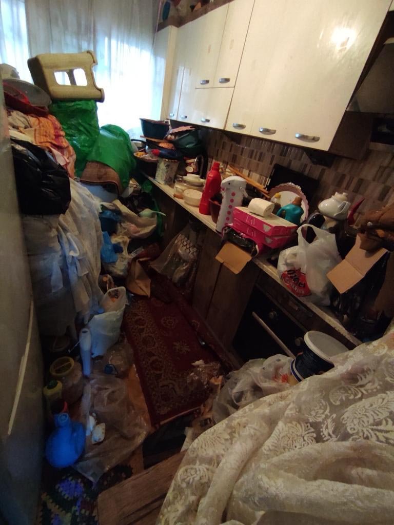 Anne ile oğlunun yaşadığı evden 45 ton çöp çıktı