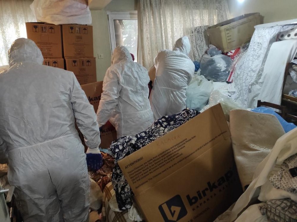 Anne ile oğlunun yaşadığı evden 45 ton çöp çıktı