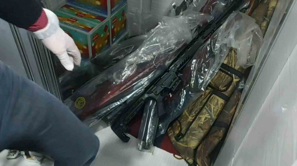 Silah kaçakçılığına büyük darbe! Evin banyonunu cephaneliğe çevirmişler