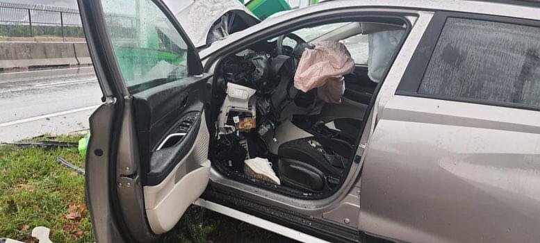 Akaryakıt istasyonunun tabelasına çarpan otomobilin sürücüsü öldü