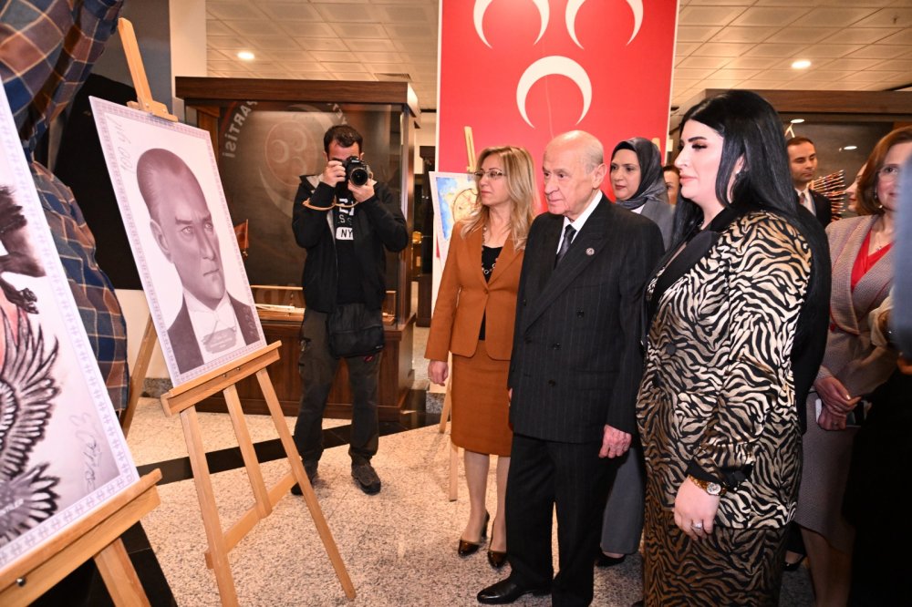 Bahçeli, kara kalem resim sergisine katıldı