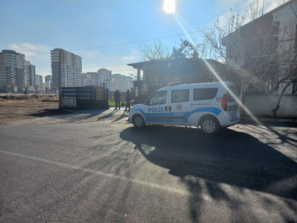 Tabancasını temizlerken kendini vurdu