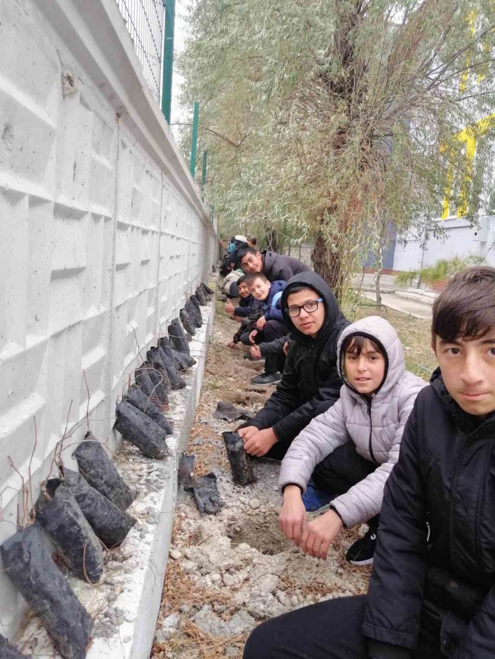 Konya Karapınar’da öğrenciler fidanları toprakla buluşturdu