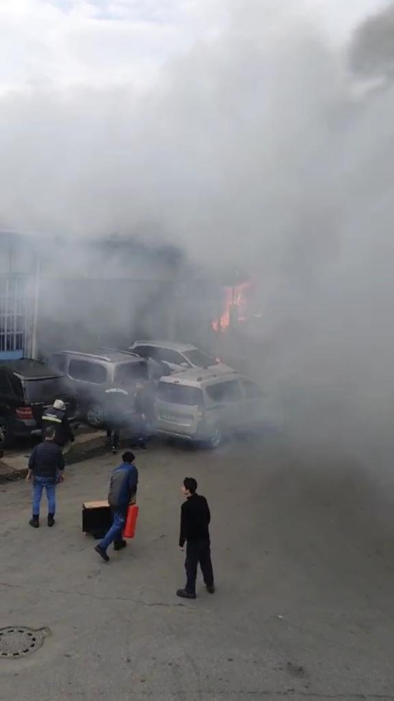 Yanan dükkanın önündeki  otomobil forklift ile kurtarıldı