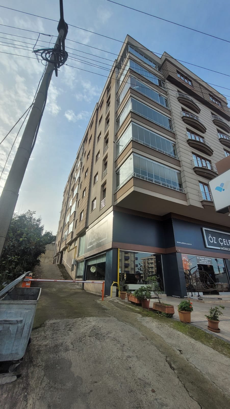 7 katlı binanın çatı katından atlayan anaokulu öğretmeni yaşamını yitirdi