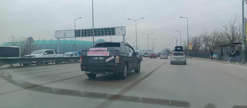 Boşanma davasına, 'Osman cehenneme kadar yolun var, boşanıyoruz' yazılı aracıyla gitti