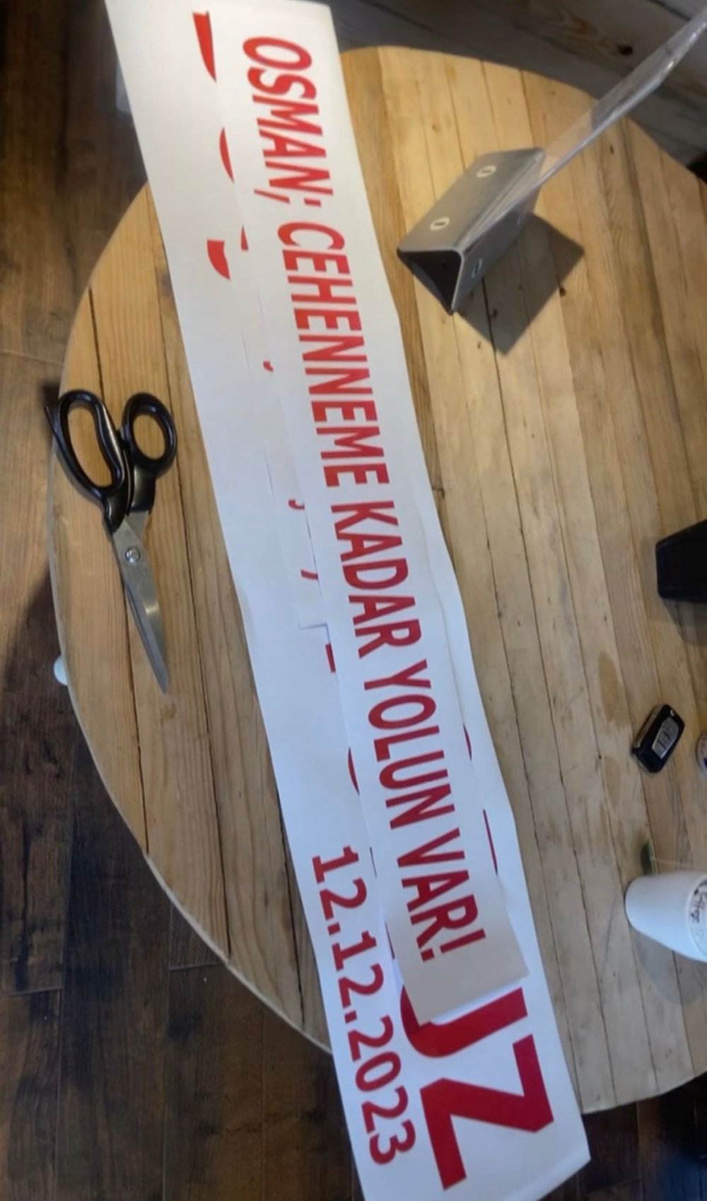 Boşanma davasına, 'Osman cehenneme kadar yolun var, boşanıyoruz' yazılı aracıyla gitti